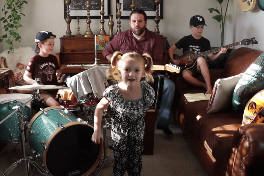 Little girl steals spotlight with epic dance moves during family band’s