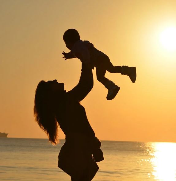 Mom delivers stillborn baby but true miracle occurs when she comes back