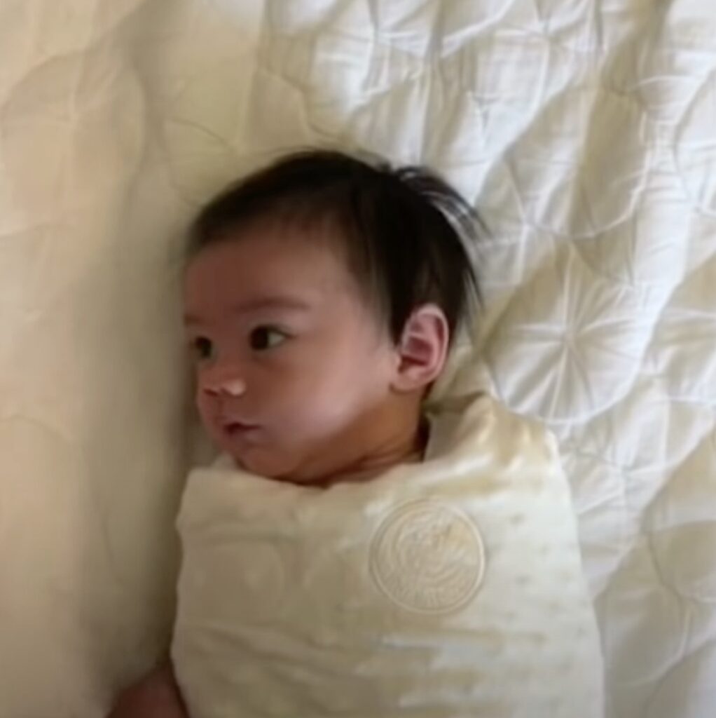 Parents unswaddle baby and his priceless reaction melts thousands of hearts