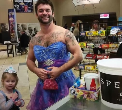 4-year-old’s nervous to wear princess costume to movie so uncle steps ...